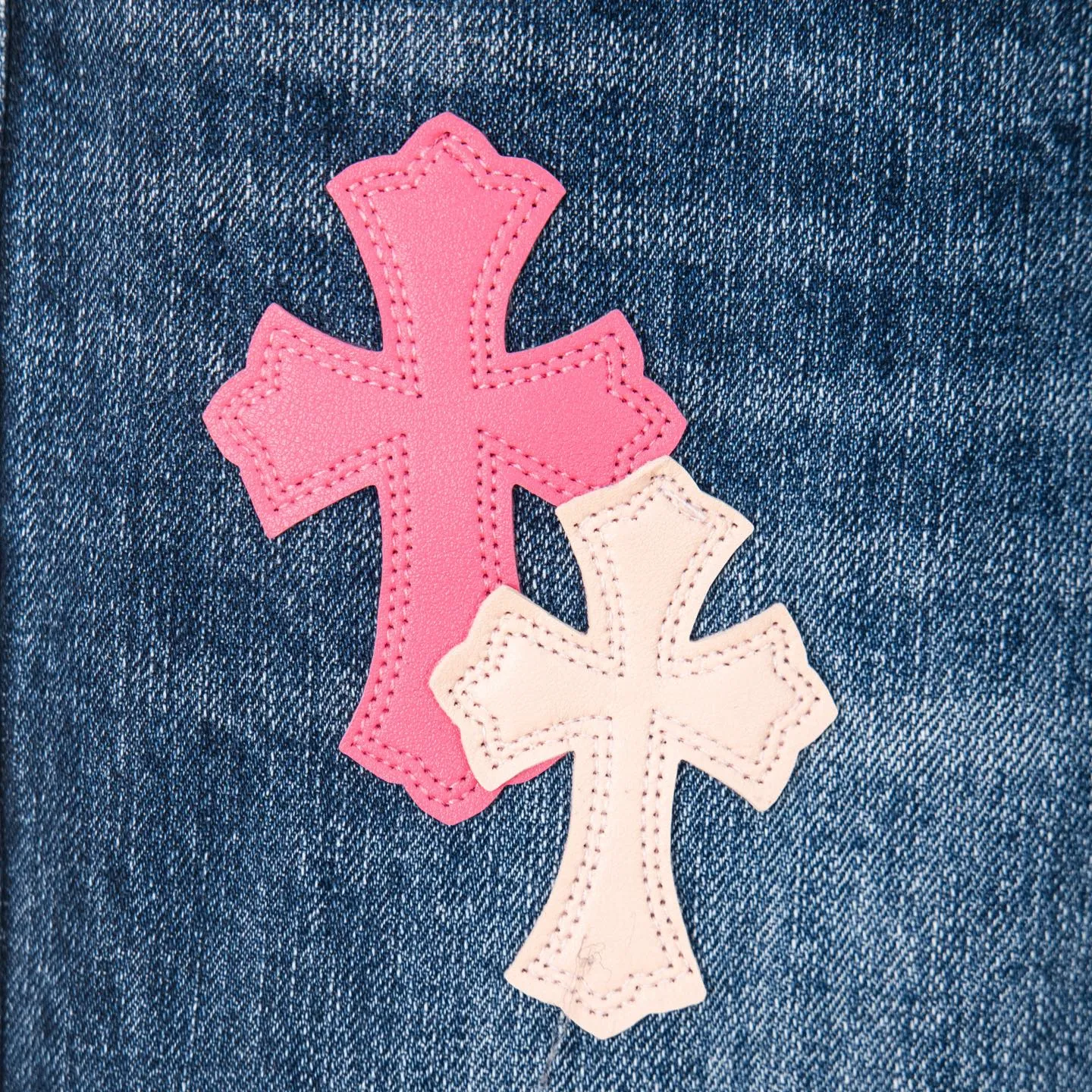 P240 Chrome Hearts 2025 New Bamboo Pink Cross Patch Leather Couple Washed Jeans This season’s hot item is sought after by countless celebrities and fashionistas. The neat details of the cutting process add color to the playful fashion! The neat and meticulous design, and the well-fitting structure is unique. The upper body not only has outstanding recognition, but also looks younger and younger. A style with the ultimate wearing meaning and performance, gorgeous color matching, and the craftsmanship of this style is also extremely extraordinary. After the finished product is washed, it is disassembled and hand-made with sheepskin cross leather and then spliced ​​together to complete. The whole piece has too many craftsmanship to describe. It is decorated with patchwork cross flowers and high-waisted washed jeans! ! Absolutely high-end luxury product, a god-level single product, a super popular product, made by top heavy industry, a magic weapon that cannot be missed. Style number: 1869# Size: 28 30 32 34 36 Color: blue